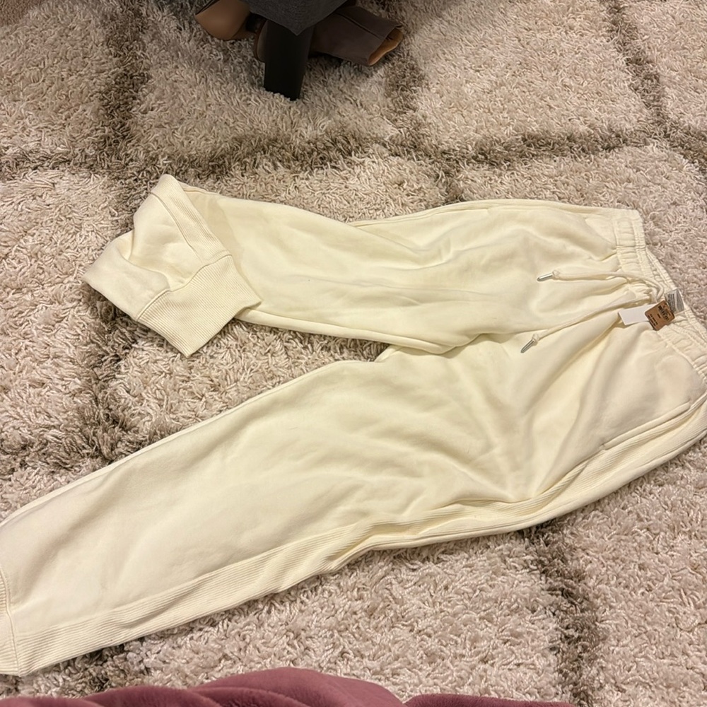 Cream color fleece sweatpant vs pink size mediumm